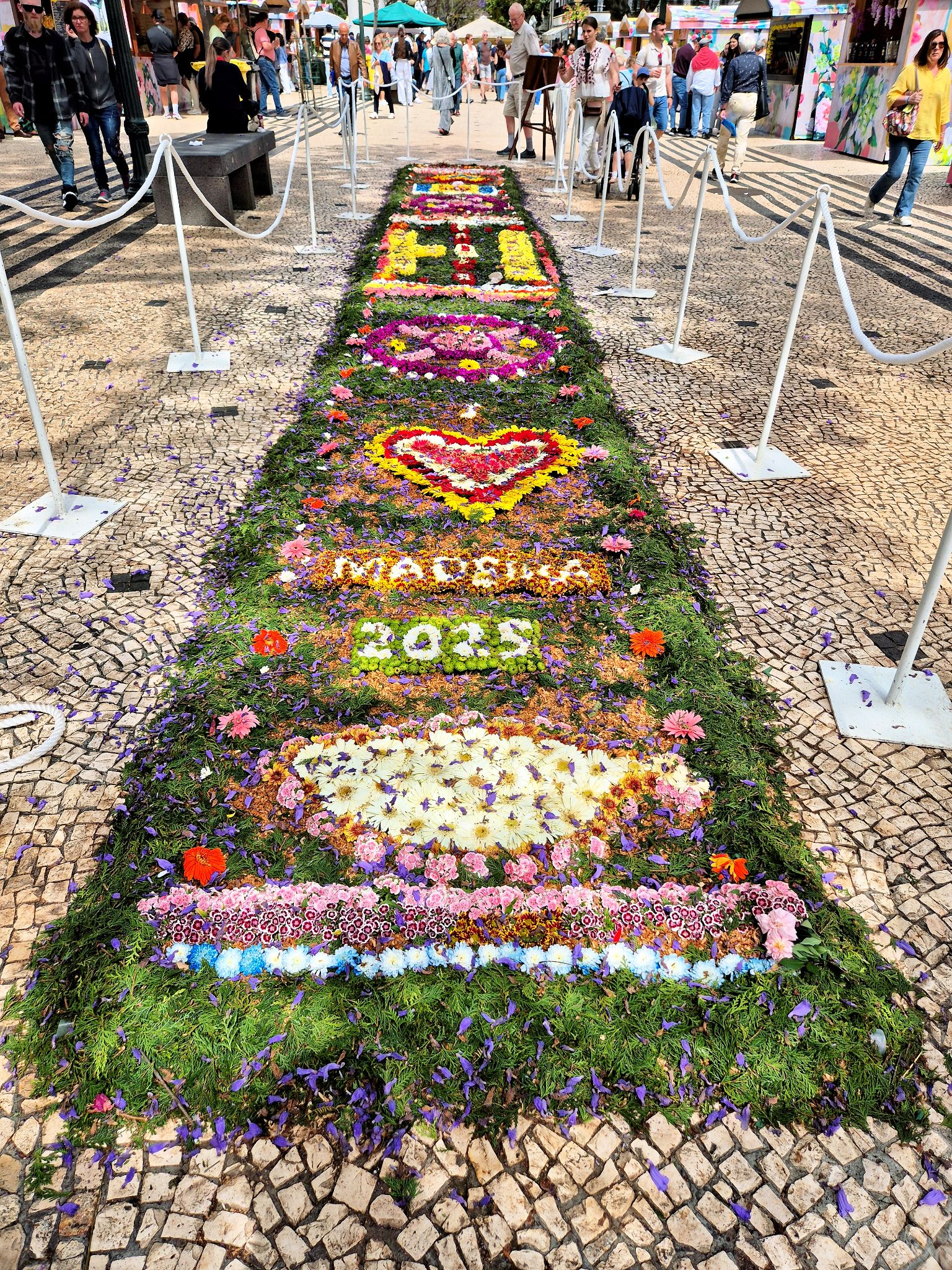 Künstlerische Blumenteppiche wie dieser sind während des Blumenfestivals in Funchal häufig zu sehen.